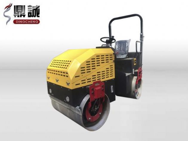 点击查看详细信息<br>标题：2.5吨全液压座驾式振动压路机 阅读次数：14745